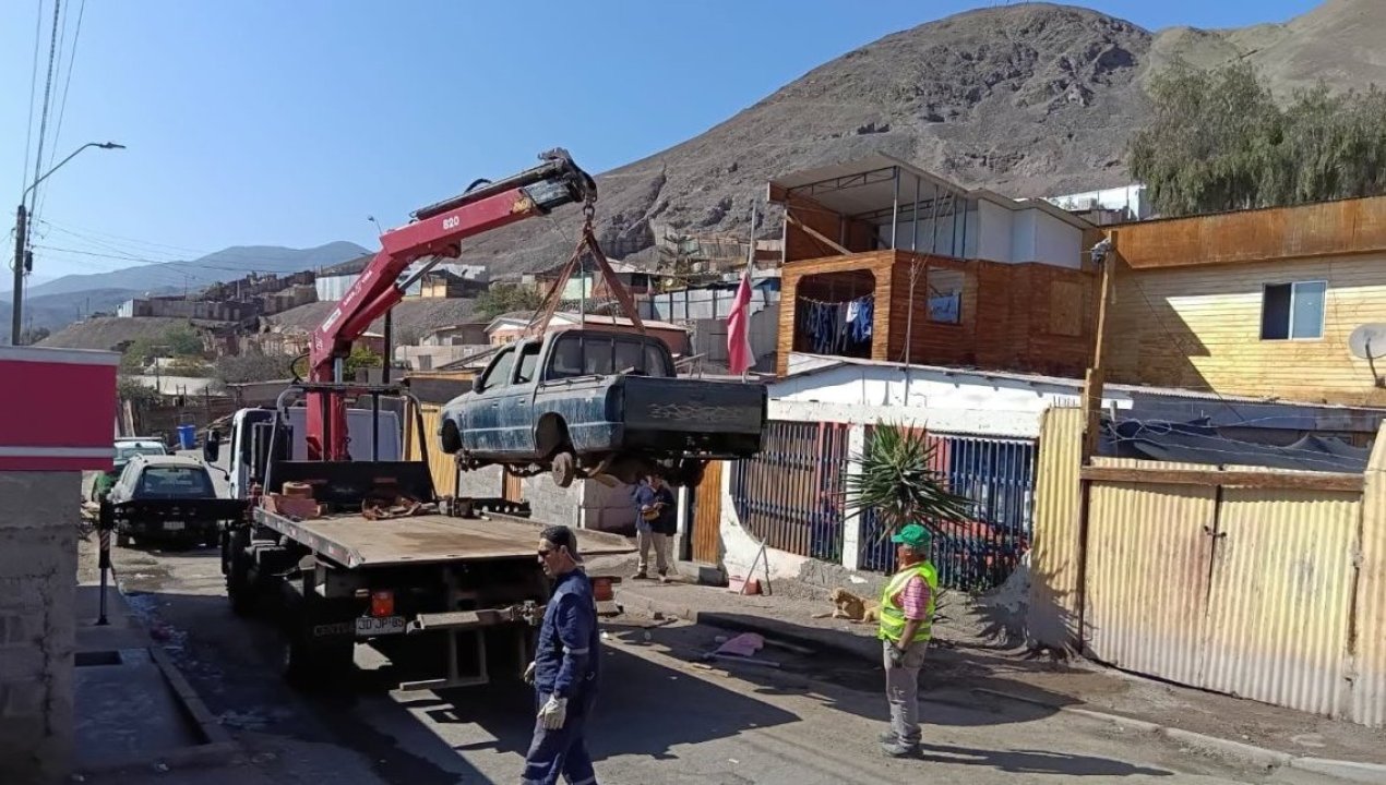 /local/retiran-vehiculos-abandonados-para-recuperar-espacios-publicos-en-taltal