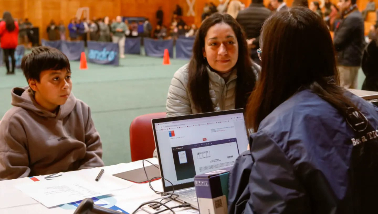 /estudiantes-de-arauco-reciben-369-computadores-del-programa-becas-tic