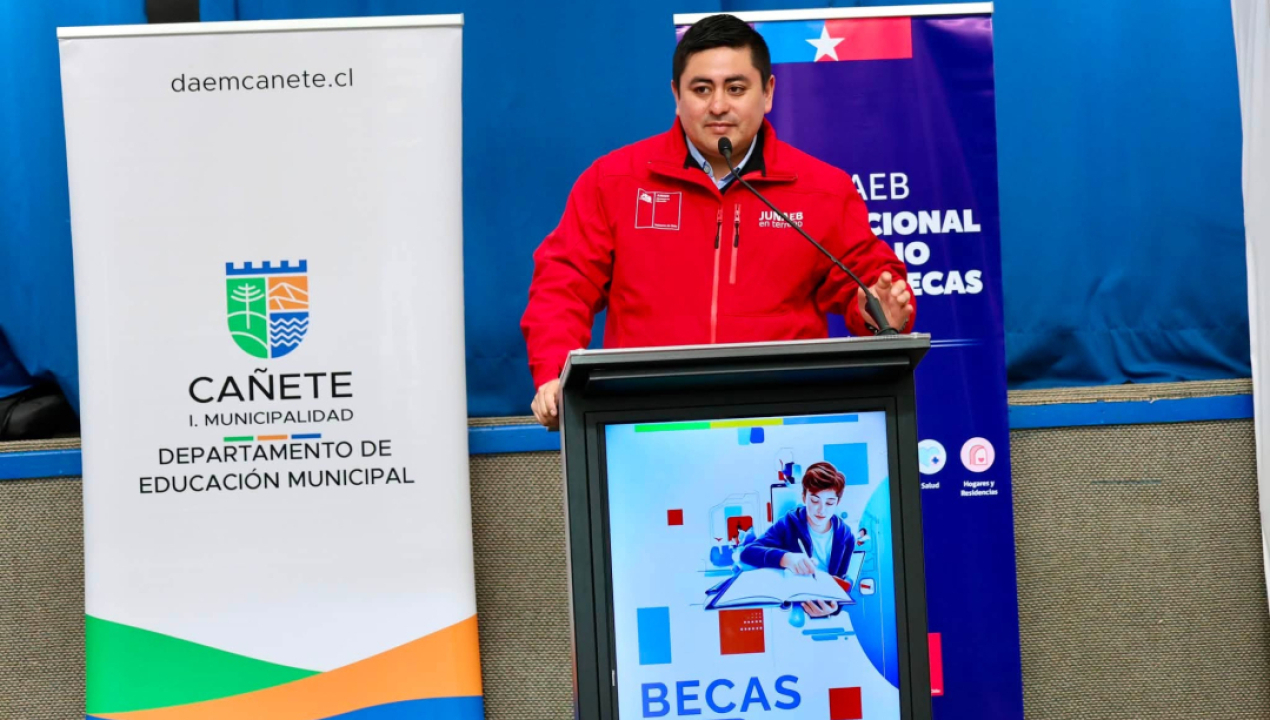 /274-estudiantes-de-canete-recibieron-computadores-de-la-beca-tic-2026